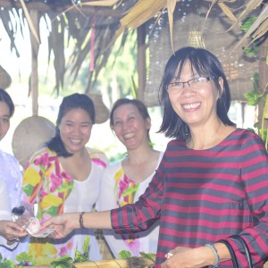 Cảm ơn cô Nguyễn Thị Mai Hương trưởng phòng giáo dục Quận 5 đã đến ủng hộ gian hàng